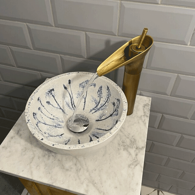 Handgefertigtes Waschbecken, Wiesenblumen, blau-weiße Keramik